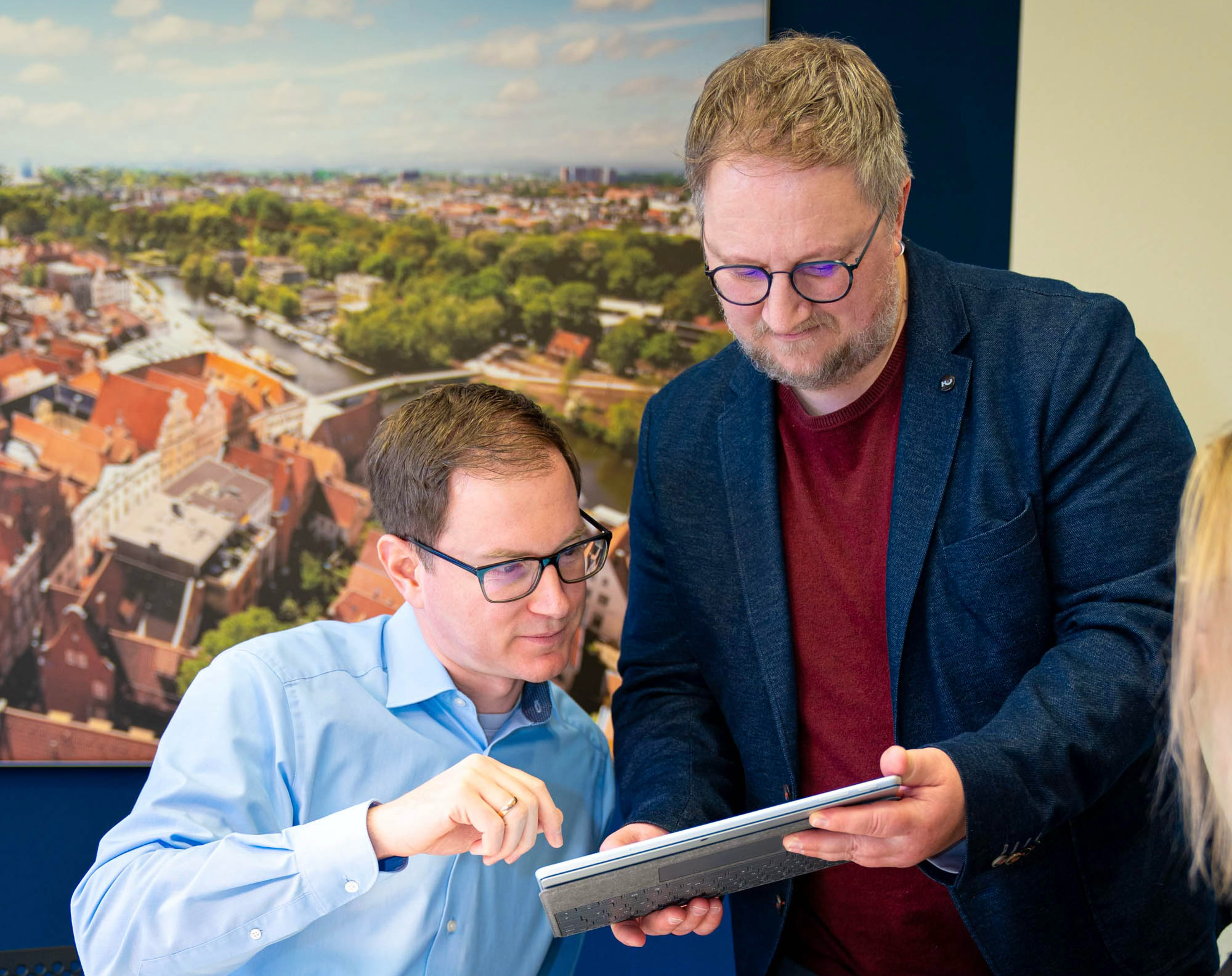 IT-Consultants bei der gemeinsamen Beratung zu digitaler Prozessoptimierung und IT-Lösungen am Tablet.